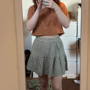 Sommar kjol - Denna är i jätte bra skick och såååå fin mu till våren/sommaren😍 den är dovk för liten och sitter lite för tight på mig vilket resulterar i att den aldrig används