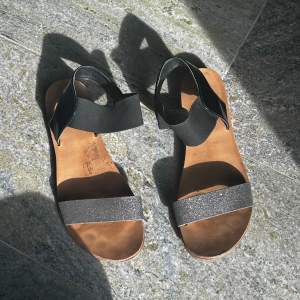 Svart glittriga sandaler från Privé, de är använda, men inte i dåligt skick för det (pris kan diskuteras) 💕