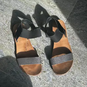 Svart glittriga sandaler från Privé, de är använda, men inte i dåligt skick för det (pris kan diskuteras) 💕