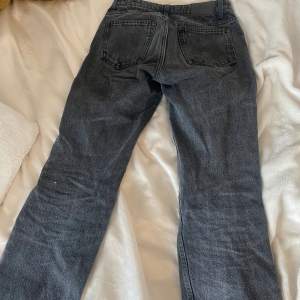 Mid waist raka jeans från weekday. Säljer då dom är för små. Köparen står för frakten och pris kan diskuteras 