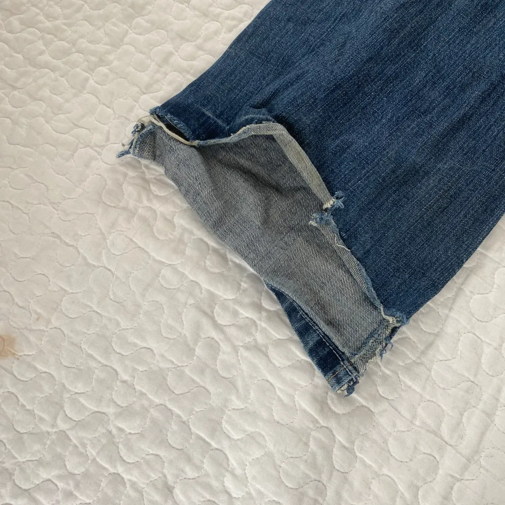 Snygga, blå baggy jeans som faller perfekt. Välanvända så har slitage längst ner. Skriv gärna om ni har några frågor💙. Jeans & Byxor.