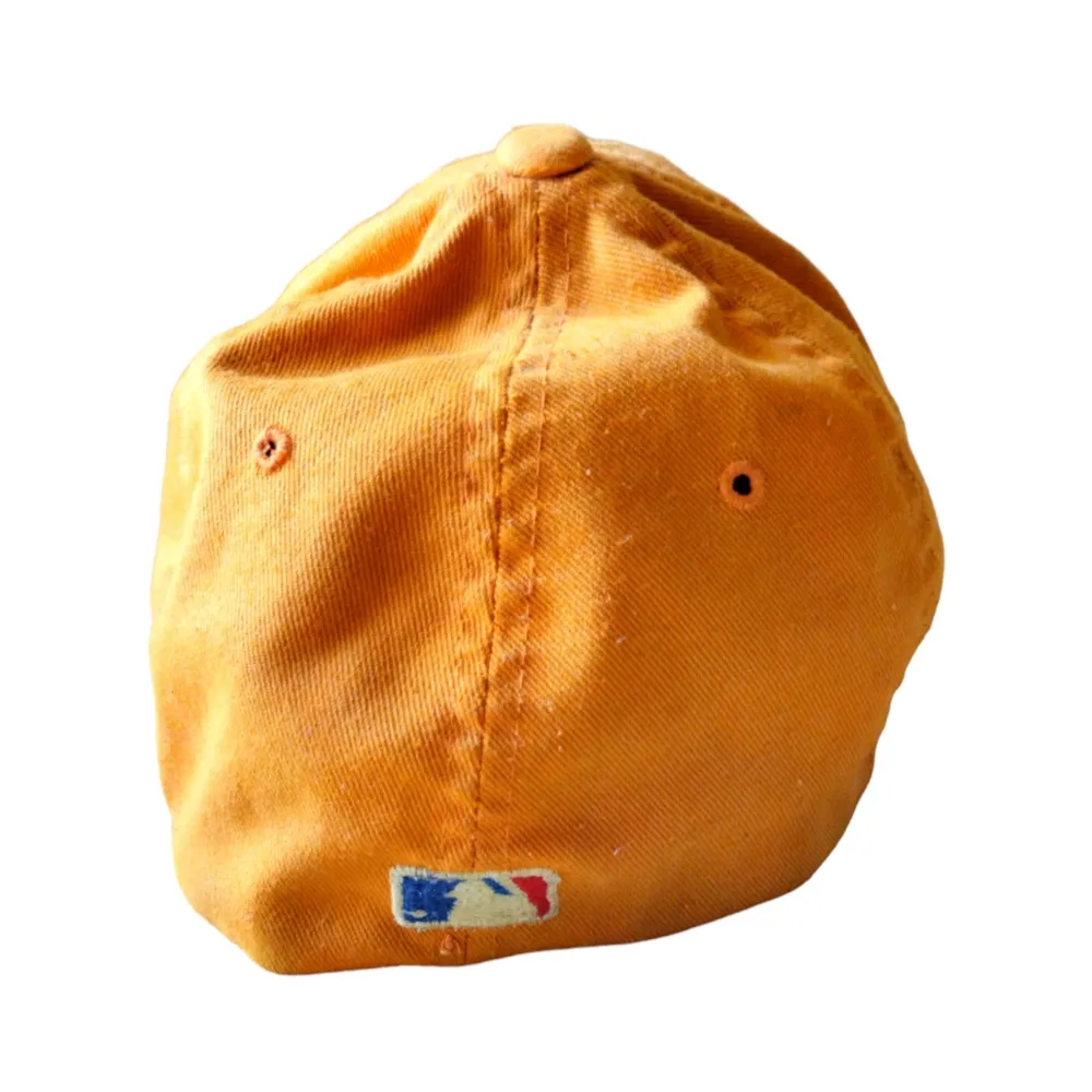 En vintage orange New York Yankees baseball keps i storl small-medium. Är i bra skick. . Accessoarer.