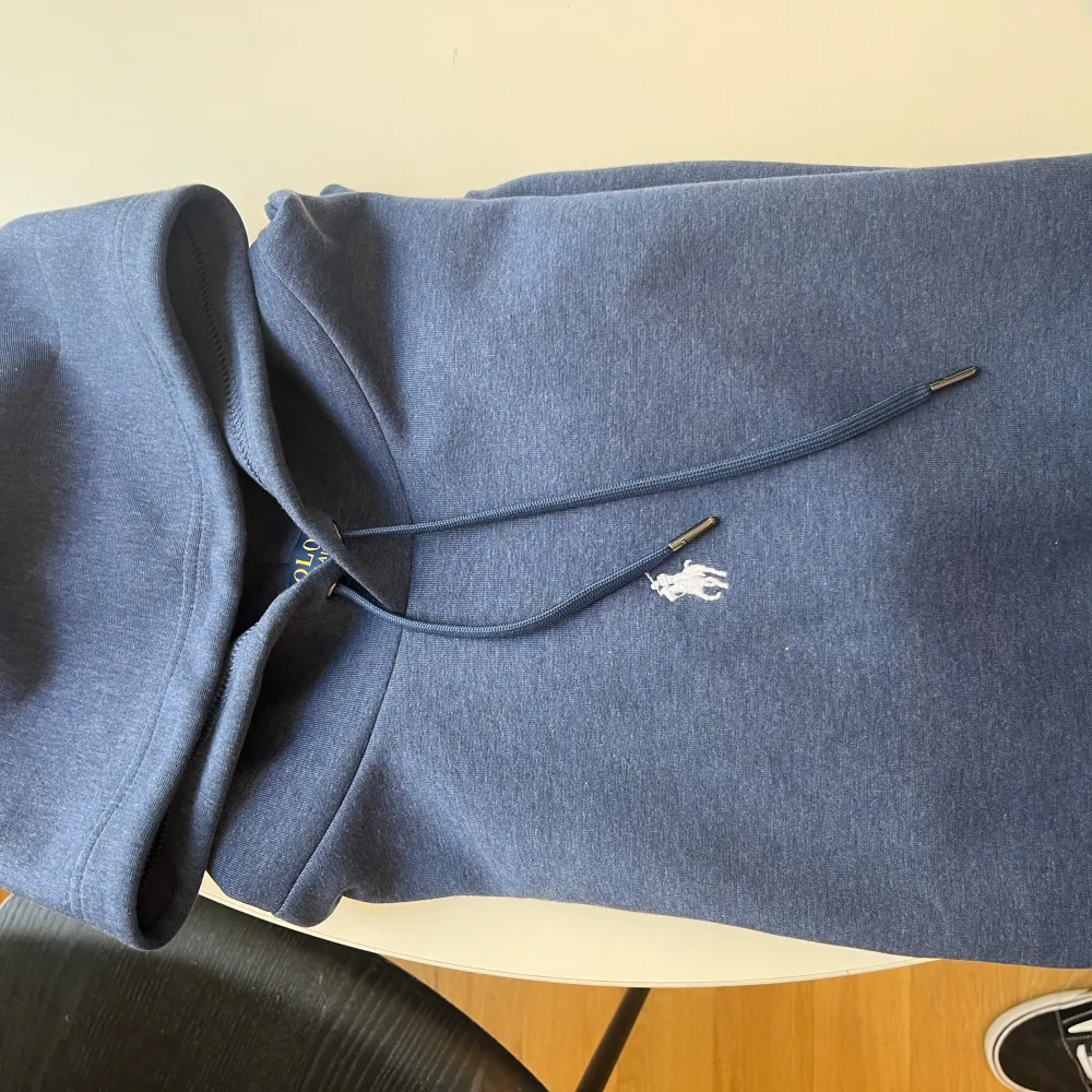 Tja säljer nu denna ralphlauren hoodie i storlek S! Tröjan är i nyskick och endats använd några få gånger. . Hoodies.