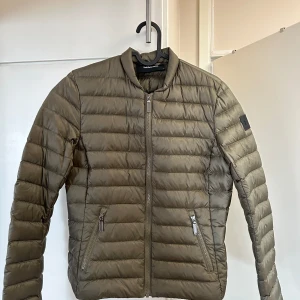 Peak Performance - Jacka från peak performance, tunnare höst/vårjacka i en fin grön färg!  Storlek S, använd fåtal gånger så i mycket bra skick!