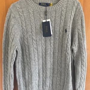 Wool Ralph Lauren Cable Knitted Sweater - Säljer denna snygga och tidlösa Ralph Luren tröjan. Helt oanvänd och i perfekt skick. Herrstorlek M men passar även S. Nypris ca 2500 men vill bli av med varan snabbt och kan ej returnera där av priset! 30% Ull. Skriv till mig för mer info.