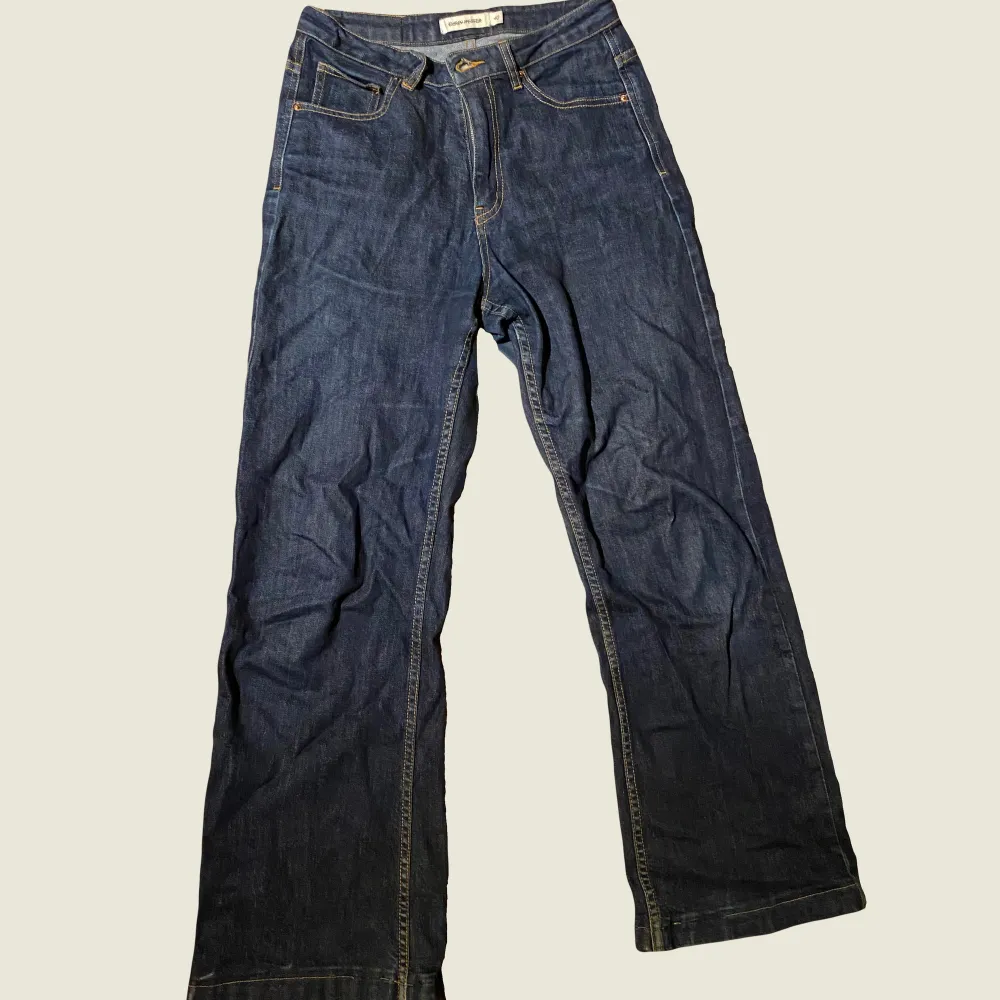 Snygga jeans som sitter lite oversized. De är lite slitna längst ner som man kan se på sista bilden.. Jeans & Byxor.