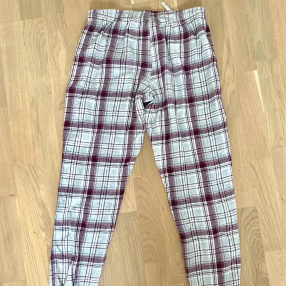 Jättesköna fina pyjamasbyxor  Små i storleken- skulle säga S  (Tips! Köp med bundle för att spara på den frakten🔥! In och fynda fler plagg i flödet👑😉). Jeans & Byxor.