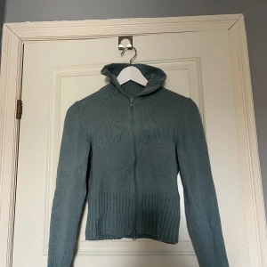 Blå zip tröja från Urban Outfitters!  - Blå tröja från Urban Outfitters, köpt begagnad och aldrig använd av mig! Är i bra skick! 