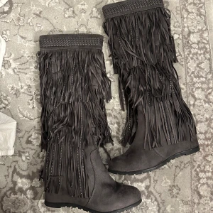 Stövlar med klack - Supercoola stövlar med klack. Fint skick förutom att översta lagret av innersulan har börjat lossna. Storlek 39 men passar mig som har 38🥰