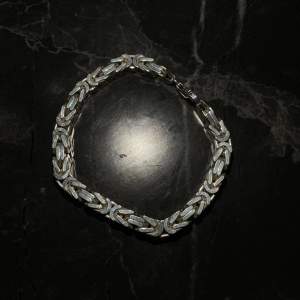 Armband ifrån Kejsar äkta 925 silver, armbandet är 8mm tjockt och 23cm långt, nypris 2600kr, i perfekt skick och använd fåtal gånger. Jag har även ett matchande halsband så kolla i min profil för den. Pris kan diskuteras😁