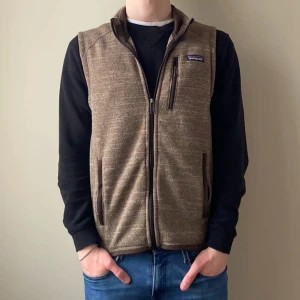 Patagonia fleece väst - Tja! Säljer nu en riktigt snygg patagonia väst|Storlek:S|skick:8/10|nypris:1300 vårt pris:899|modellen på bilden är 180cm| hör gärna av er vid funderingar, Mvh