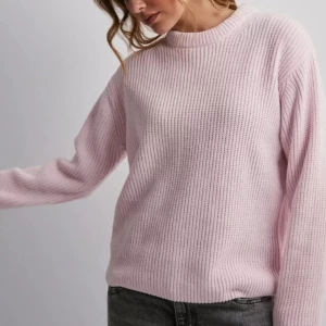 Rosa stickad  - Rosa stickad tröja från Nelly i storlek M  Ordinarie pris 400kr