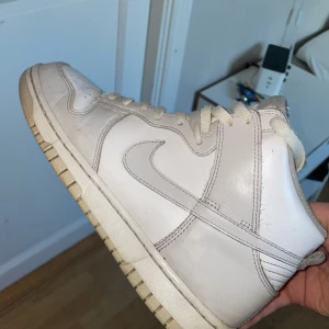 Dunks (Vast Grey) - Skorna är snygga och jag skulle säga att de är i 9/10 skick och är använda runt 10 ggr. Nypris ligger på 2500 men jag säljer för 900 (pris kan prutas, vill igentligen bara bli av med dem). Tveka inte på att Dm’a om eventuella frågor eller liknande!