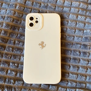 iPhone 11 mobilskal - Ett mobilskal med Ferrari loggan på 10kr+frakt
