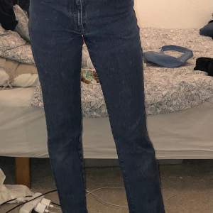 Mörkblåa highwaisted jeans från märket Tracy Design. 