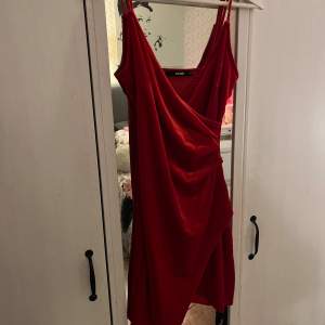 En röd klänning i velour från BikBok i strl XS!💓
