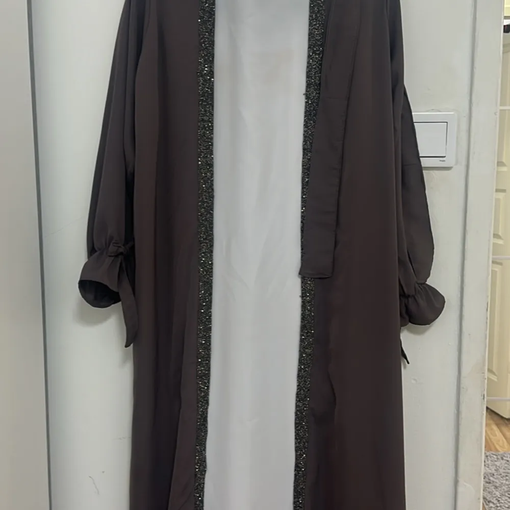 Helt nytt, har bara använt den idag på Eid. Köptes för 1500kr. Den har sjal och band ifall man vill knyta runt midjan. Passar någon 155-160 . Klänningar.