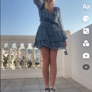 Zara klänning  - (Mina bilder) Super snygg klänning som inte säljs längre, perfekt till sommaren från zara i storlek xs!!❤️ passar även S. Inga defekter. 