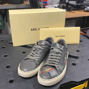 Axel arigato skor - Tjena😊 säljer mina axel arigato skor. De är använda men i bra skick. Skriv till mig för funderingar.