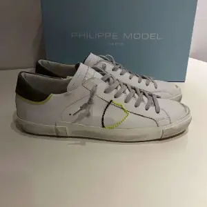 Säljer ett par Phillipe Model skor som är i storlek 42. Dom är i ett riktigt bra skick och är endast använda i typ två veckor. 
