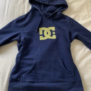 dc hoodie - så fin dc hoodie, säljer bara för att jag inte använt den på ett tag. jättebra kvalite och allt💗 pris går alltid o diskutera. står ingen storlek men passar s,xs!!