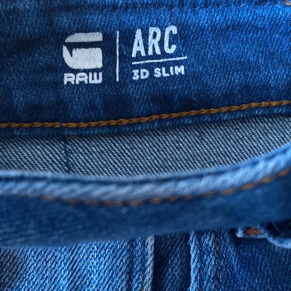 Säljer G star slim fit jeans i modellen ”Arc”, storlek 28/32. 7/10 skick. Nypris: 1300kr, Vårt pris: 99kr. Jeans & Byxor.