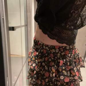 Säljer denna jättesöta blommiga kjol från Lindex som är i barnstorlek men passar mig med s/xs. Den är i väldigt fint skick och det är bara att skriva vid frågor och funderingar:)