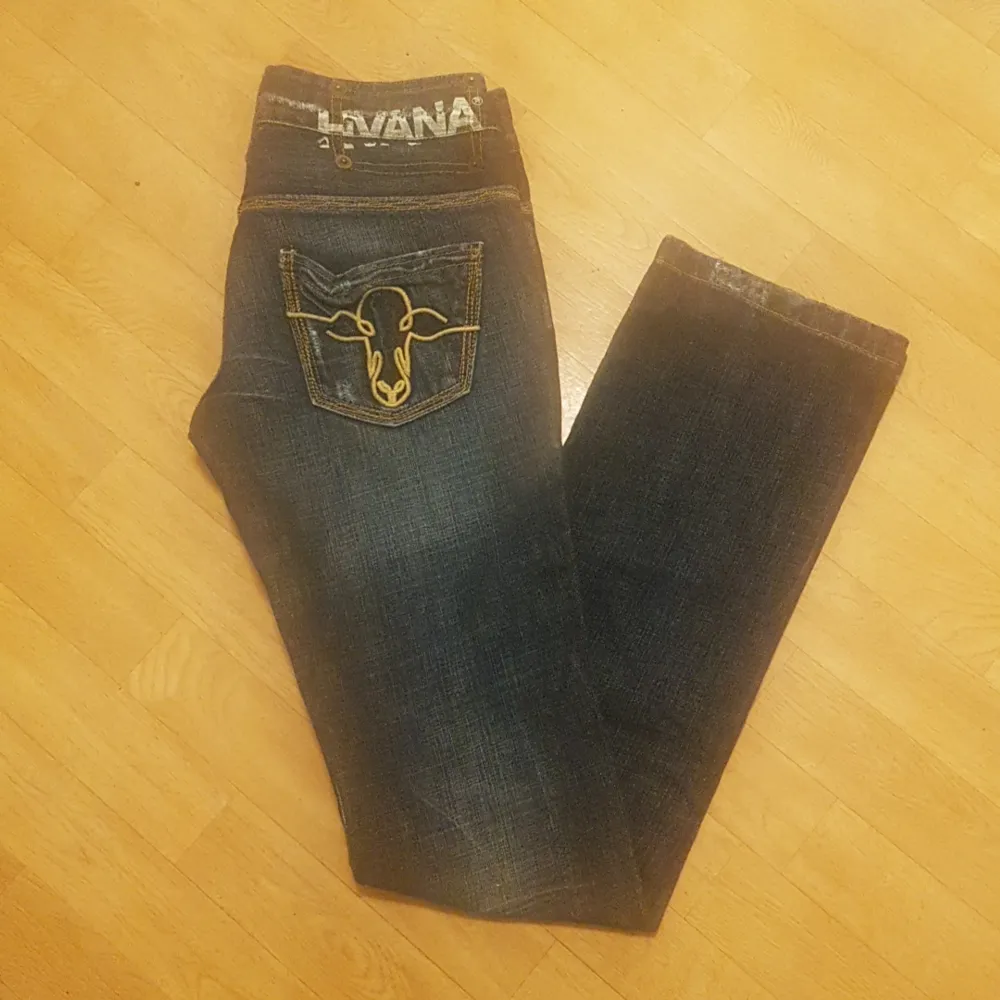 Vintage från Hvana. Jeans i sliten modell.  Låga i midjan . Jeans & Byxor.