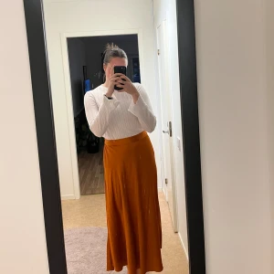 Orange sidenlångkjol  - Oanvänd orange sidenkjol