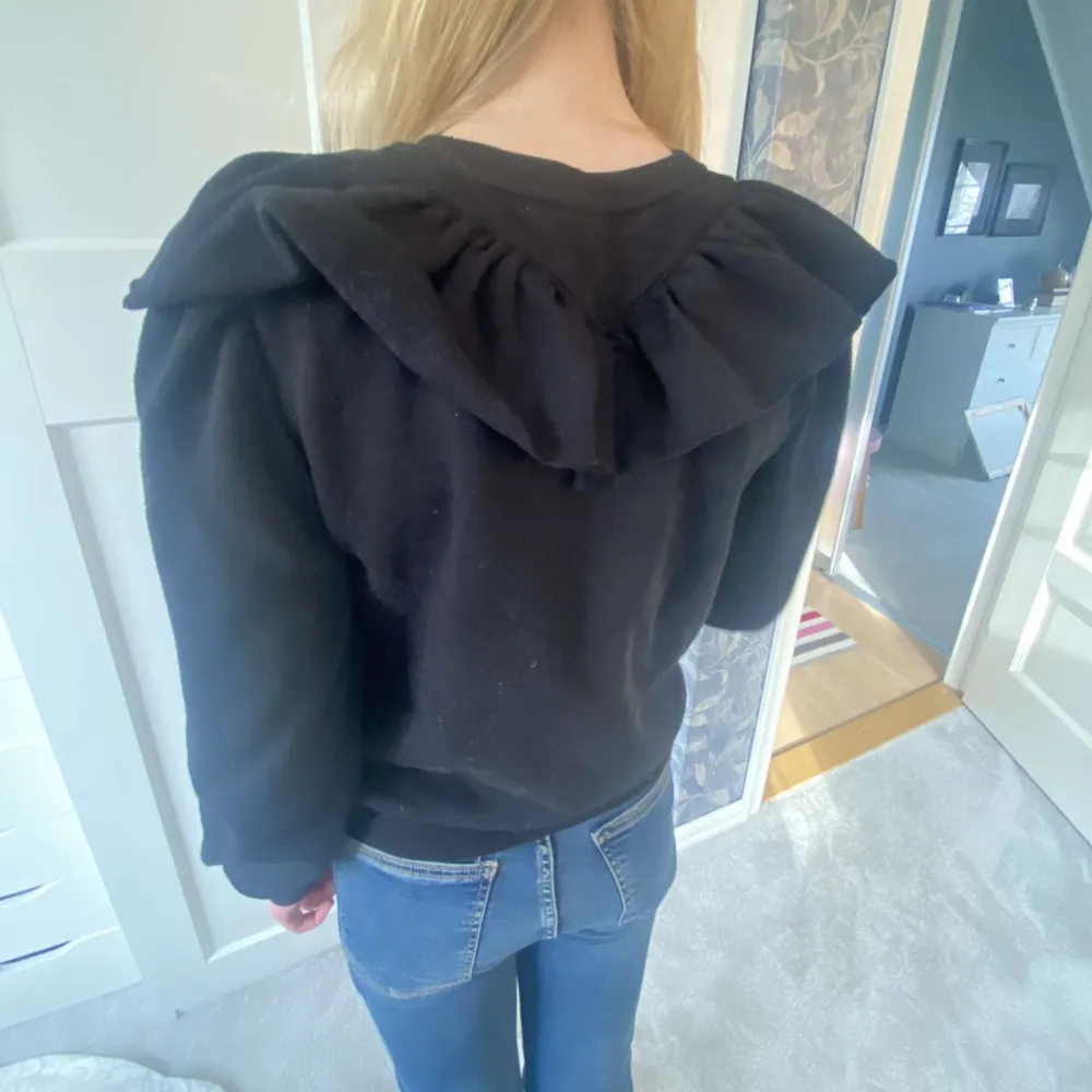 Säljer denna jättefina sweatshirt med volanger, då den inte kommer till användning💓💓 säljer för 250 men pris kan diskuteras!!💞💞💞. Tröjor & Koftor.