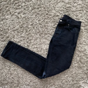 Nudie Grim Tim  - Säljer dessa riktigt snygga nudie jeansen som är i absolut toppskick - storlek 31/34 - passar perfekt för mig som är 188 - hör av dig vid funderingar!