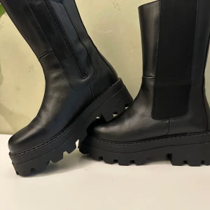 Snygga boots/kängor - Super snygga och super sköna, men tyvärr för stora för mig.  Strl 38. 