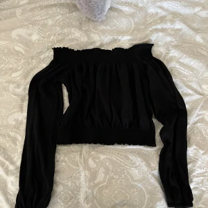Offshoulder tröja - Gullig offshoulder tröja från H&M!🩷 Storlek S🌸