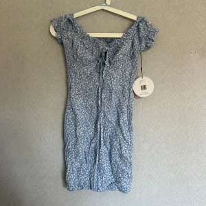 Klänning perfekt till midsommar - Klänning från kiss the sky, perfekt till midsommar! Det är en bodycon-klänning 