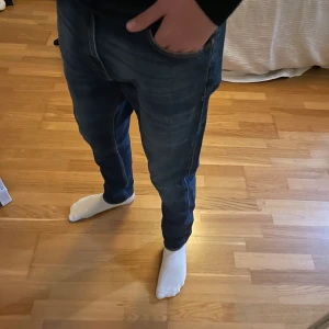 Tiger Of Sweden slim jeans! - Tjena! Säljer nu dessa oerhört snygga jeansen ifrån Tiger Of Sweden! Modellen på jeansen är Evolve och passformen är slim fit! Skick: 9/10, grymt bra skick! Storlek är W32 L32!  Nypriset är 1600kr! Vid fler frågor är det bara att höra av sig!🙌