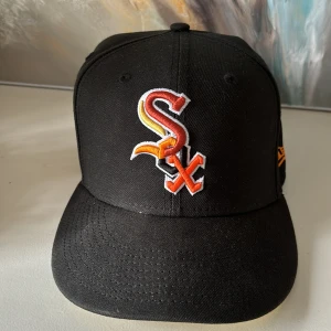 Fitted Keps - Skön baseboll keps. Storleken är 7 1/2 och modellen är limiterad. Kom gärna privat för fler frågor eller bilder🤝🏻