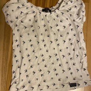 T-shirt strl 146-152 - Sömmarna är sneda. Se bild. Annars fin t-shirt!  Jag är väldigt mån om mina köpare. Skulle du vara missnöjd med ditt köp så ta gärna kontakt med mig innan dåligt omdöme. Så har jag en chans att rätta till det!  Katt finns i hemmet (allergivänlig ras)