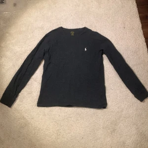 Ralph Lauren tröja  - Säljer polo Ralph Lauren tröja, Svart.  Aldrig använd, skick 10/10 och storlek S. Kontakta om frågor och vid intresse. 