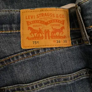 Hej! Säljer dessa Levis jeans 751 som är i väldigt fint skick Mått W38 L30