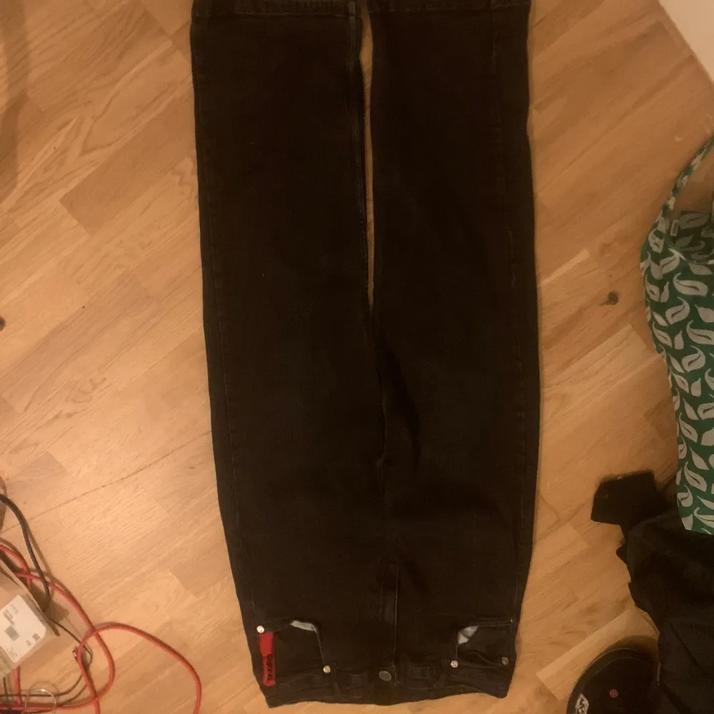 92cm midja 50cm benöppning skriv gärna om några frågor billigare vid snabb affär . Jeans & Byxor.