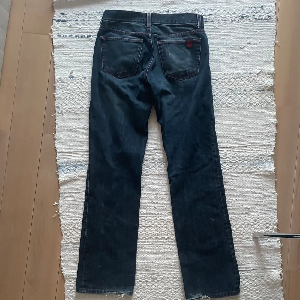 Från 2000-talet med riktigt bra skick och kvalitet, knappen saknas men går lätt att fixa med ett bälte🤝 . Jeans & Byxor.