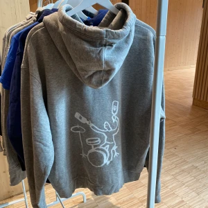 Grå hoodie  - Grå hoodie med fint tryck!!!🤩  Gå in på vår profil för att kolla runt bland våra andra tröjor med andra tryck!!❤️