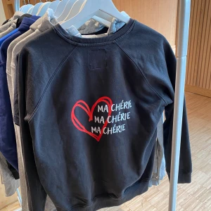 Svart sweatshirt  - Svart sweatshirt med fint tryck!!!🤩  Gå in på vår profil för att kolla runt bland våra andra tröjor med andra tryck!!❤️