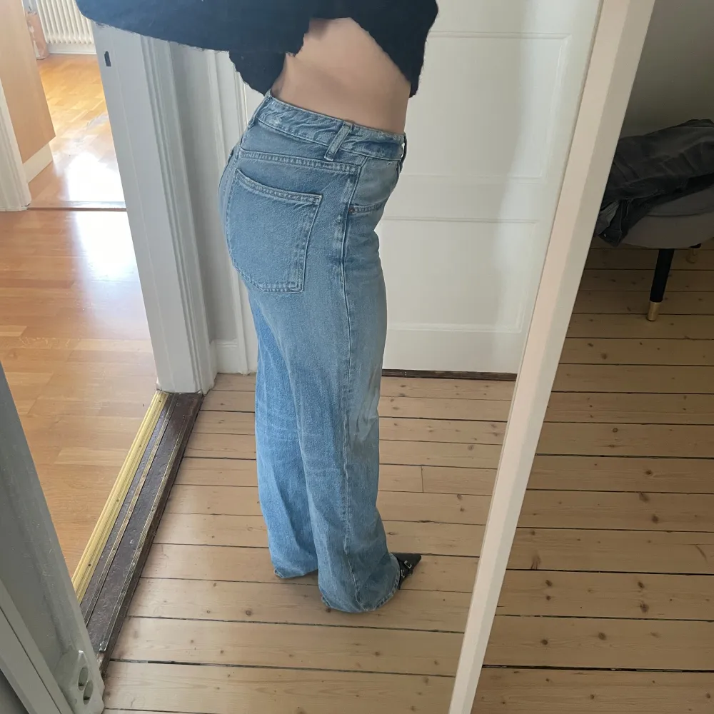 Supersnygga jeans från zara som endast testats, storlek 36. Passar  perfekt till klackar. . Jeans & Byxor.