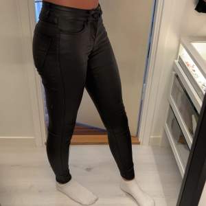 Lågmidjade svarta skinnjeans i nyskick. Använt ett fåtal gånger, säljder då de inte kommer till användning. Kontakta för fler bilder eller funderingar💕