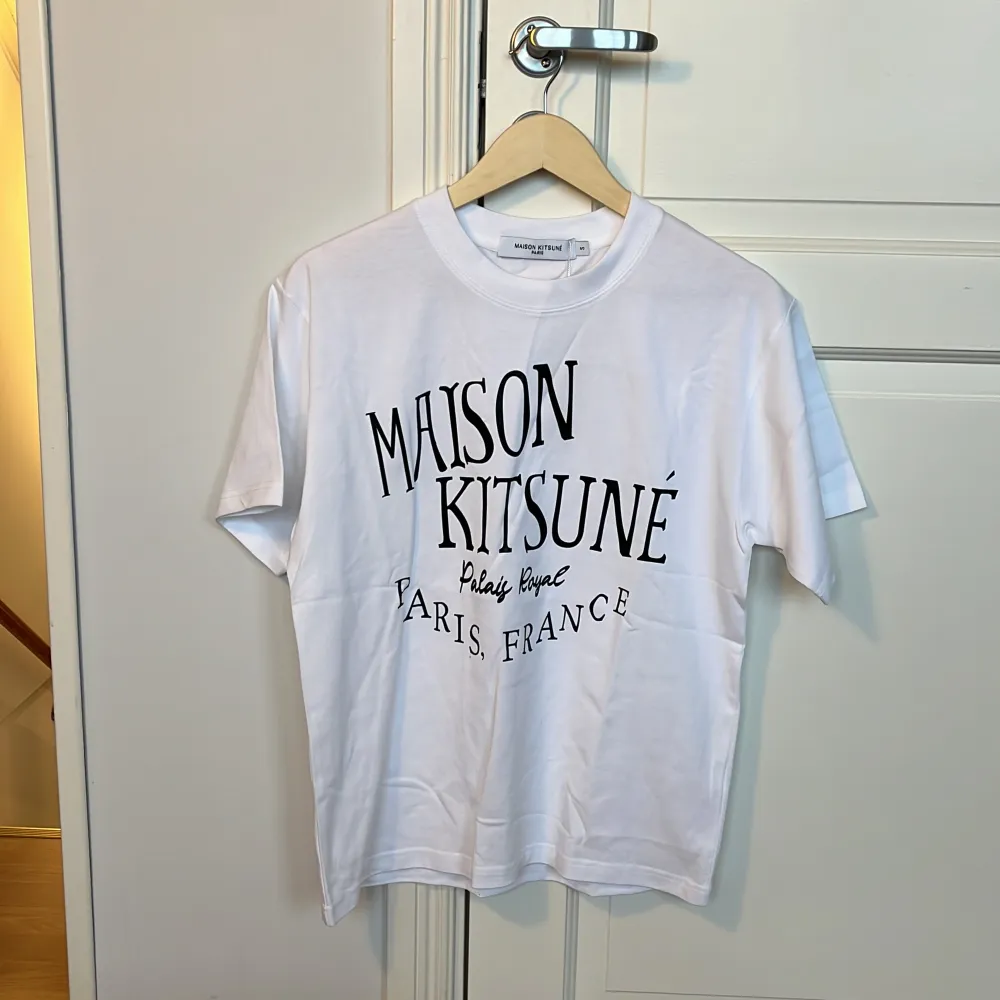 Helt ny Maison Kitsuné tröja som tyvärr köptes i fel storlek. Väldigt eftertraktad. Köptes för lite över 1000 kr. Svarar gärna på dina frågor 🌟. T-shirts.