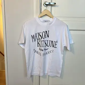 Helt ny Maison Kitsuné tröja som tyvärr köptes i fel storlek. Väldigt eftertraktad. Köptes för lite över 1000 kr. Svarar gärna på dina frågor 🌟