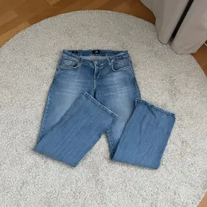 Säljer mina Roxy LTB jeans för att dom inte kommer till användning, knappt använda. Kan förhandla med priset. Skriver för flera bilder. Storlek: W28 L30