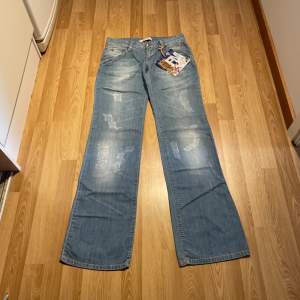 (19) De perfekta ljusblåa lågmidjade bootcut jeans med specialfickor helt nya med lappar kvar . Storlek 28/34. Midjemått rakt över: 38 cm, innerbenslängd 88cm 🩵