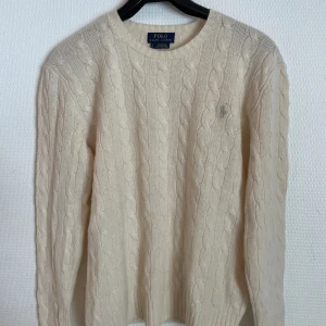 Polo sweater  - Fin stickad sweatshirt från Polo Ralph Lauren i storlek S och väldigt bra skick. Skriv om frågor och funderingar. Pris kan diskuteras !!❤️